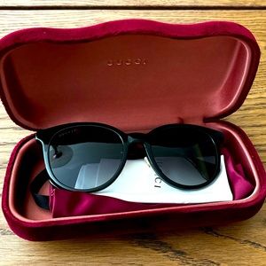 Like NEW Gucci sunglasses!